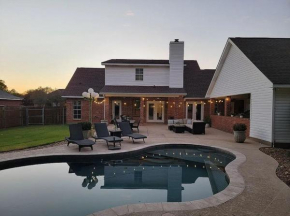 Upscale Hideaway with 2 King Beds Disney Plus Fast WiFi Private POOL & Gated Yard